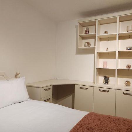 Elmdon House With 4 Spacious Bedrooms To Choose Birmingham Bagian luar foto