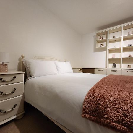 Elmdon House With 4 Spacious Bedrooms To Choose Birmingham Bagian luar foto