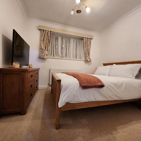 Elmdon House With 4 Spacious Bedrooms To Choose Birmingham Bagian luar foto