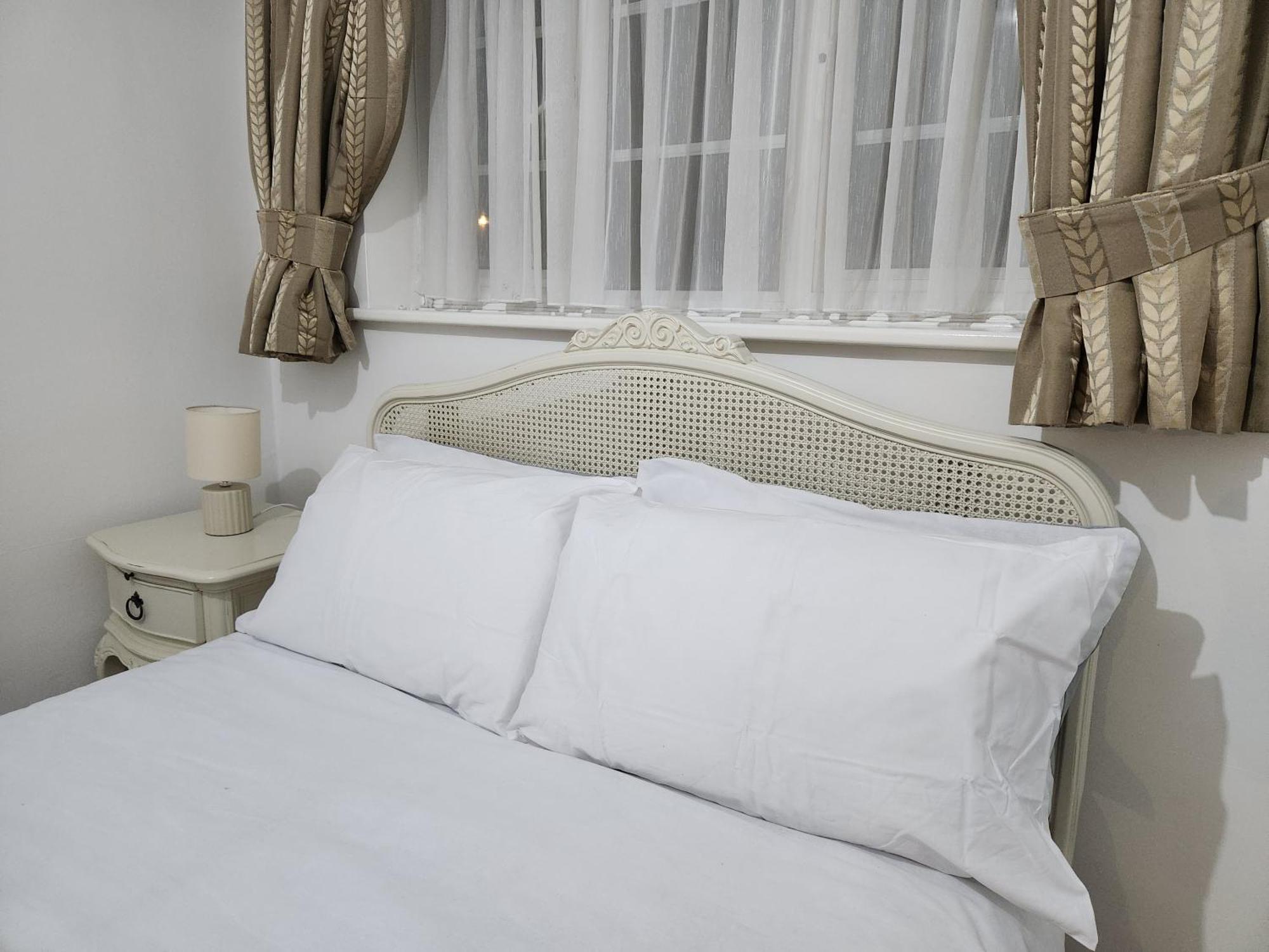 Elmdon House With 4 Spacious Bedrooms To Choose Birmingham Bagian luar foto