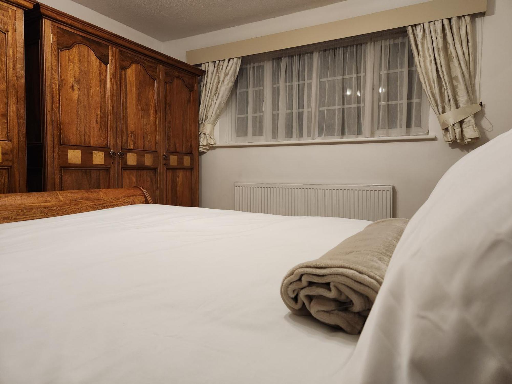 Elmdon House With 4 Spacious Bedrooms To Choose Birmingham Bagian luar foto