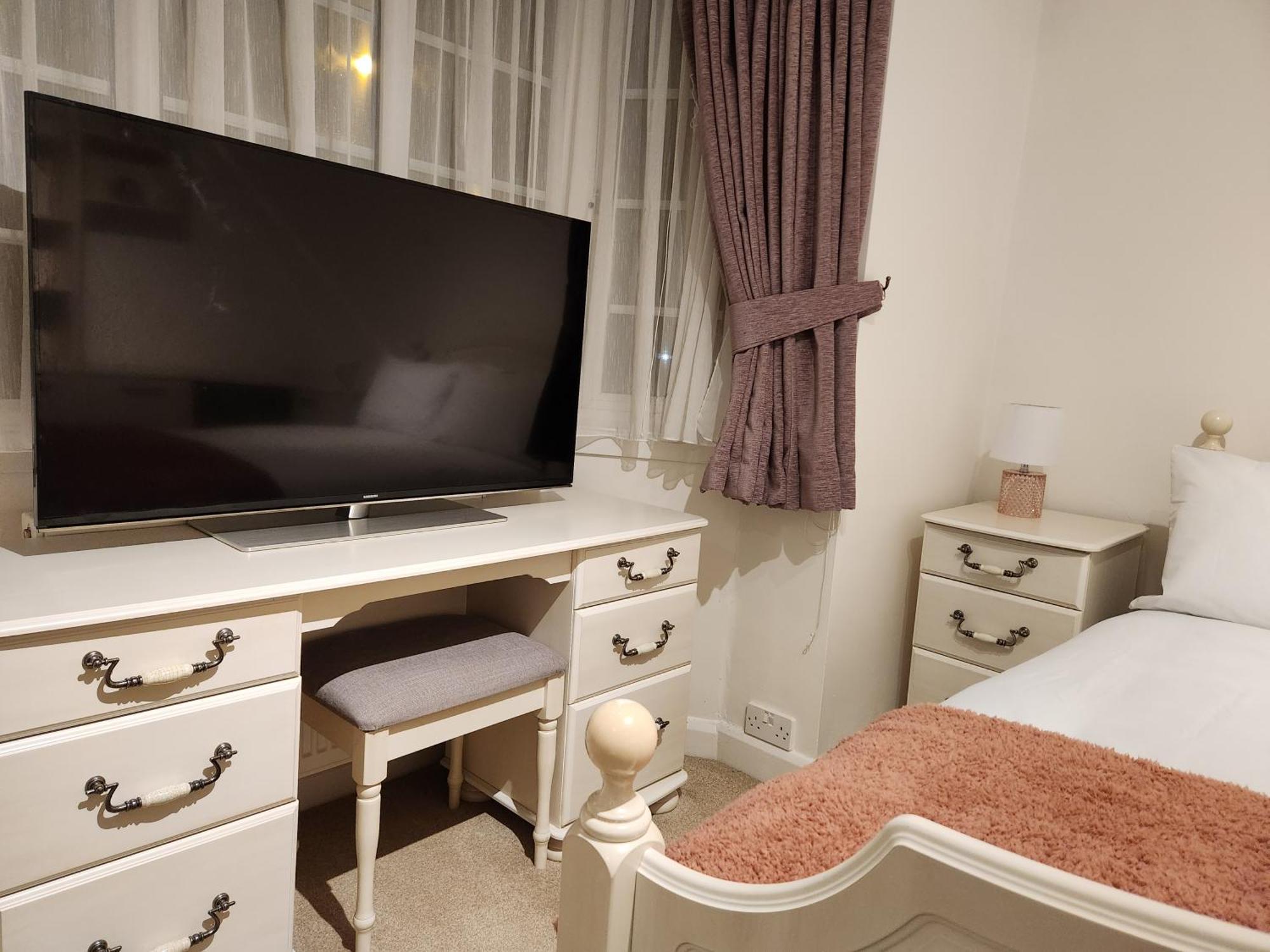 Elmdon House With 4 Spacious Bedrooms To Choose Birmingham Bagian luar foto